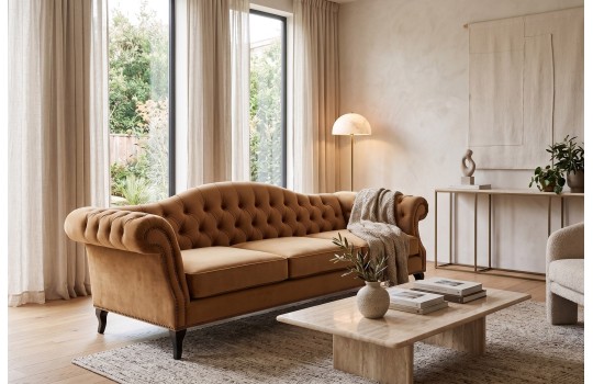 Karmelowa sofa pikowana Solano z pledem w jasnym salonie przy marmurowym stoliku Karmelowa sofa pikowana Solano z pledem w jasnym salonie przy marmurowym stoliku