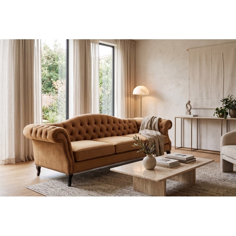 Karmelowa sofa pikowana Solano z pledem w jasnym salonie przy marmurowym stoliku Karmelowa sofa pikowana Solano z pledem w jasnym salonie przy marmurowym stoliku