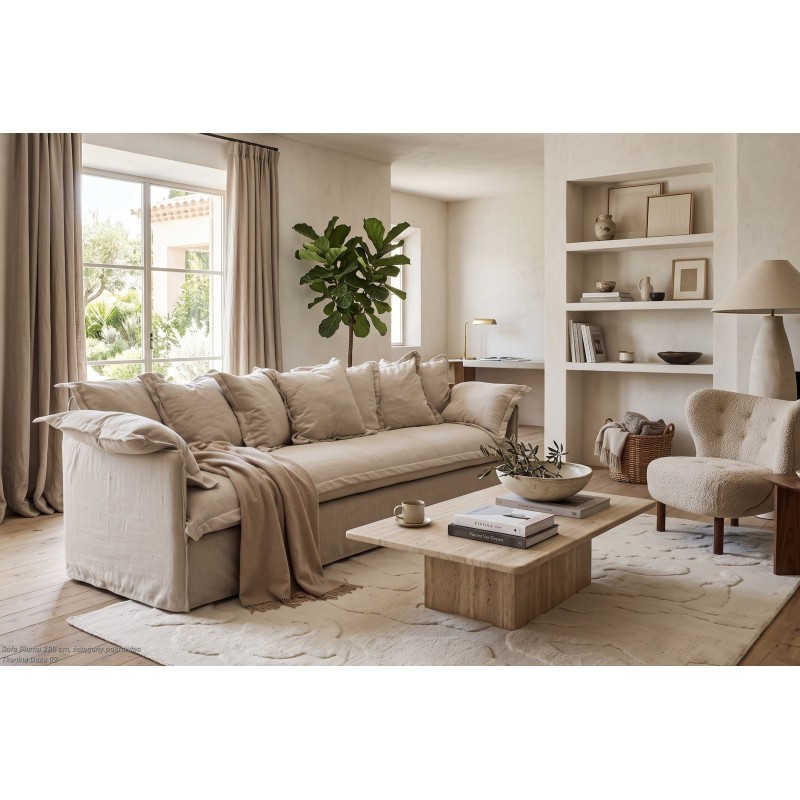 Lniana sofa 200 cm w jasnym salonie z roślinami i regałem na książki Lniana sofa 200 cm w jasnym salonie z roślinami i regałem na książki