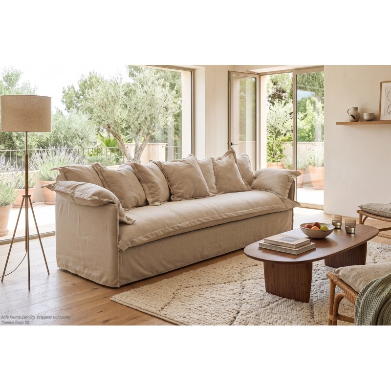 Sofa z poduchami Piuma 250 cm z pledem w przestronnym salonie z dużymi oknami Sofa z poduchami Piuma 250 cm z pledem w przestronnym salonie z dużymi oknami
