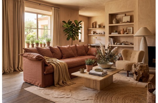 Karmelowa sofa wypoczynkowa Piuma 250 cm w salonie ze stolikiem i regałem Karmelowa sofa wypoczynkowa Piuma 250 cm w salonie ze stolikiem i regałem