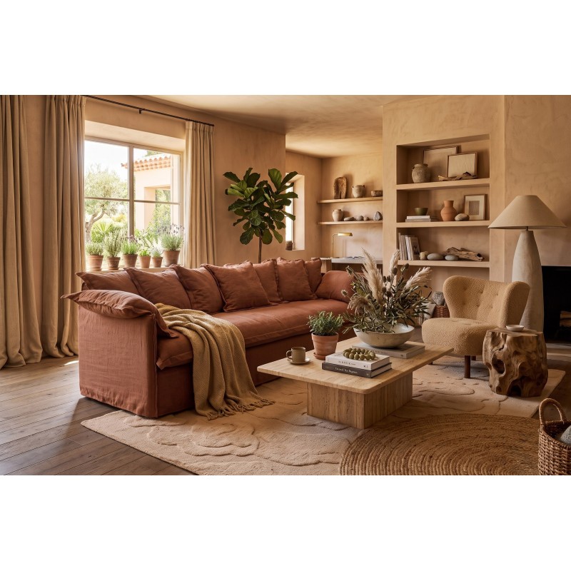 Karmelowa sofa wypoczynkowa Piuma 250 cm w salonie ze stolikiem i regałem Karmelowa sofa wypoczynkowa Piuma 250 cm w salonie ze stolikiem i regałem