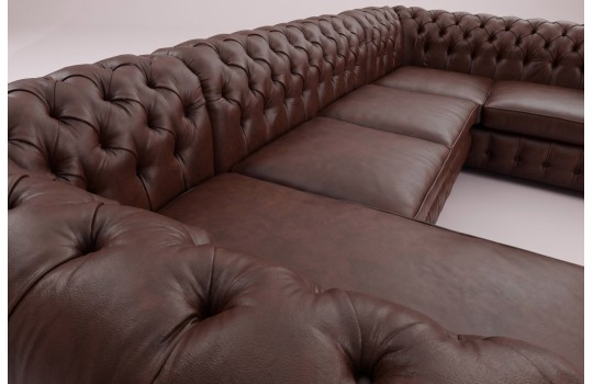 Zbliżenie na pikowane oparcie i siedzisko skórzanego narożnika chesterfield Luzi Zbliżenie na pikowane oparcie i siedzisko skórzanego narożnika chesterfield Luzi