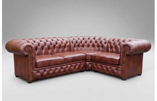 Narożnik chesterfield Gaja w koniakowym odcieniu skóry 300x200 cm Narożnik chesterfield Gaja w koniakowym odcieniu skóry 300x200 cm