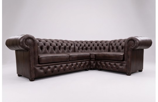 Ciemnobrązowy skórzany narożnik chesterfield Gaja z dwoma podłokietnikami z ćwiekami Ciemnobrązowy skórzany narożnik chesterfield Gaja z dwoma podłokietnikami z ćwiekami