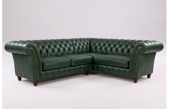 Zielona sofa narożna chesterfield Neapol na gładkim tle Zielona sofa narożna chesterfield Neapol na gładkim tle