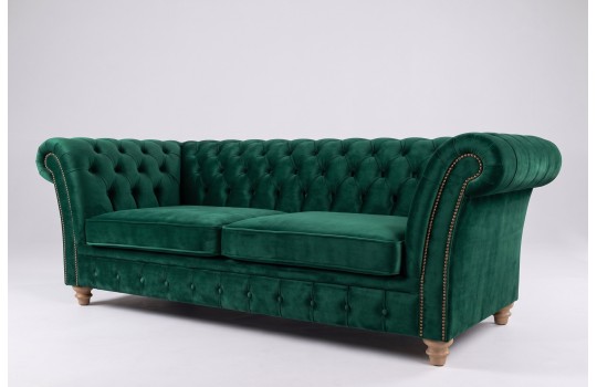 Butelkowozielona sofa chesterfield Neapol na jasnym tle Butelkowozielona sofa chesterfield Neapol na jasnym tle