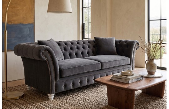 Ciemnoszara sofa chesterfield Neapol w nowoczesnym salonie z niskim stolikiem Ciemnoszara sofa chesterfield Neapol w nowoczesnym salonie z niskim stolikiem