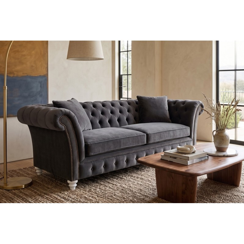 Ciemnoszara sofa chesterfield Neapol w nowoczesnym salonie z niskim stolikiem Ciemnoszara sofa chesterfield Neapol w nowoczesnym salonie z niskim stolikiem