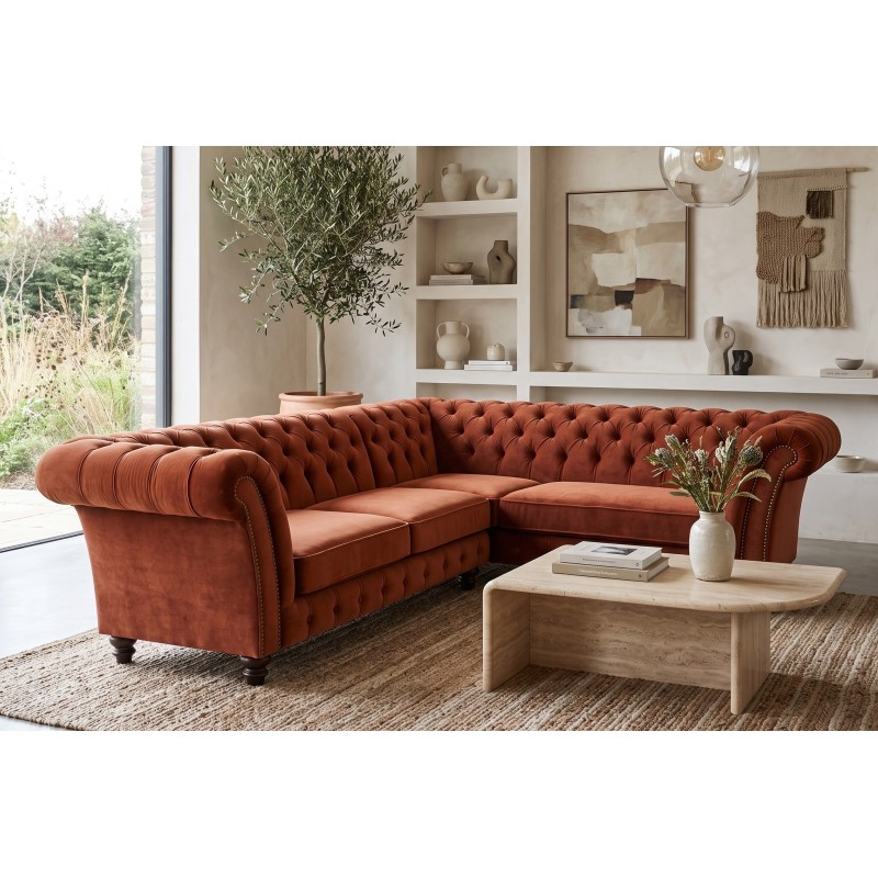 Brązowy narożnik chesterfield Neapol w przestronnym wnętrzu z oknem Brązowy narożnik chesterfield Neapol w przestronnym wnętrzu z oknem