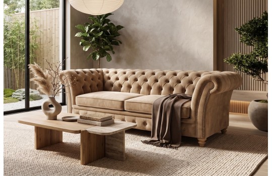 Beżowa sofa chesterfield Neapol w aranżacji jasnego salonu z dywanem Beżowa sofa chesterfield Neapol w aranżacji jasnego salonu z dywanem