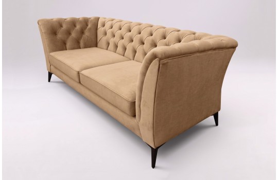 Jasnobrązowa sofa Chesterfield Modern na jasnym tle, widok pod kątem Jasnobrązowa sofa Chesterfield Modern na jasnym tle, widok pod kątem