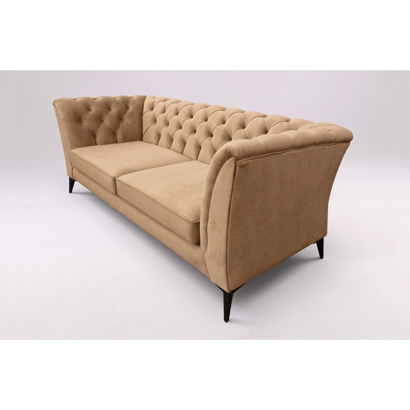 Jasnobrązowa sofa Chesterfield Modern na jasnym tle, widok pod kątem Jasnobrązowa sofa Chesterfield Modern na jasnym tle, widok pod kątem