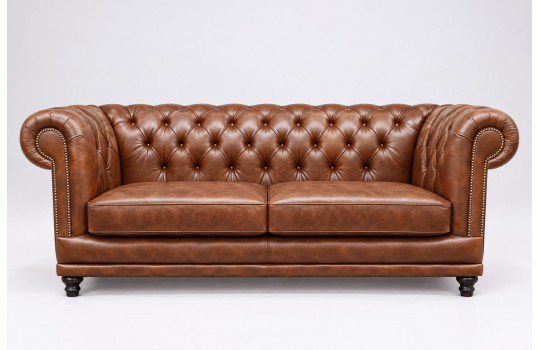 Brązowa skórzana kanapa chesterfield Luiza na jasnym tle Brązowa skórzana kanapa chesterfield Luiza na jasnym tle