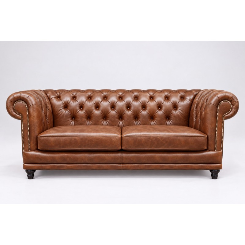 Brązowa skórzana kanapa chesterfield Luiza na jasnym tle Brązowa skórzana kanapa chesterfield Luiza na jasnym tle