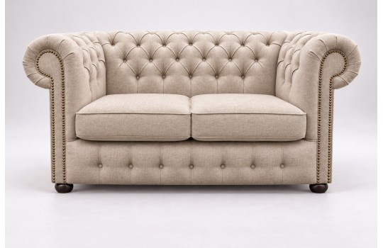 Beżowa sofa Parole w jasnym welurze na białym tle Beżowa sofa Parole w jasnym welurze na białym tle