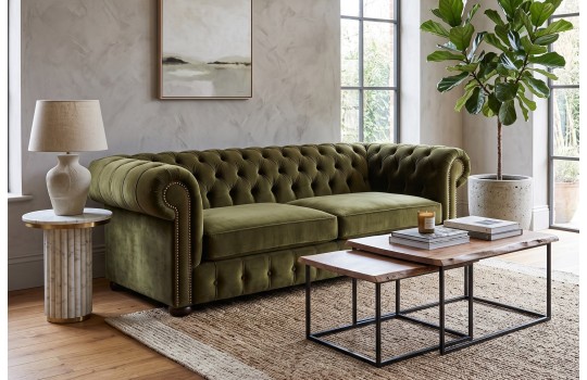 Sofa chesterfield Parole w zielonym welurze, ujęcie z boku Sofa chesterfield Parole w zielonym welurze, ujęcie z boku