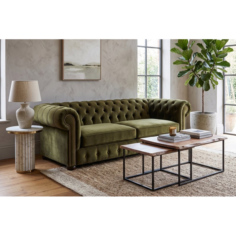 Sofa chesterfield Parole w zielonym welurze, ujęcie z boku Sofa chesterfield Parole w zielonym welurze, ujęcie z boku