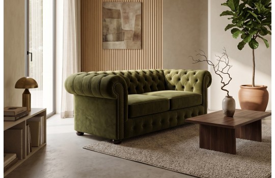 Zielona welurowa sofa chesterfield Parole 160 cm na jasnym tle Zielona welurowa sofa chesterfield Parole 160 cm na jasnym tle