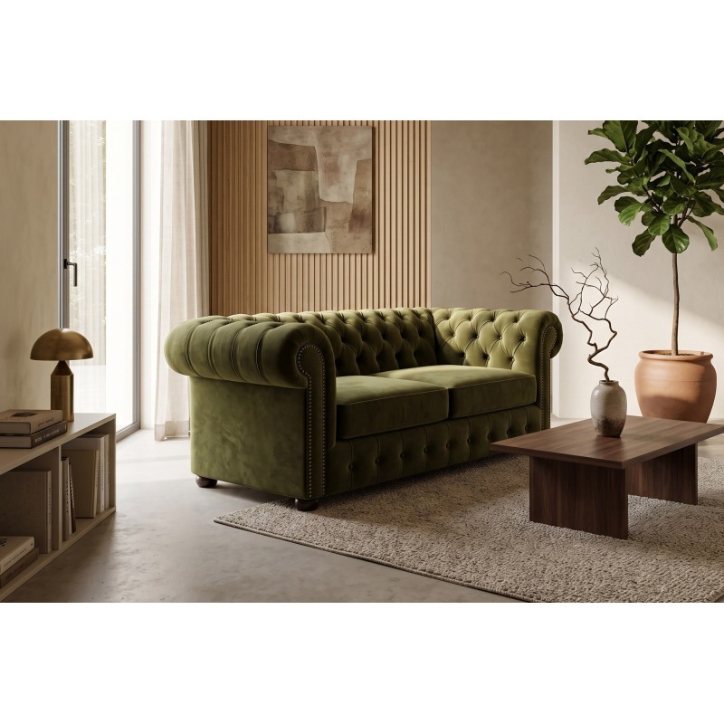 Zielona welurowa sofa chesterfield Parole 160 cm na jasnym tle Zielona welurowa sofa chesterfield Parole 160 cm na jasnym tle