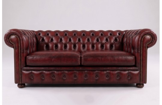 Sofa chesterfield Parole 160 cm w ciemnym obiciu, widok z boku Sofa chesterfield Parole 160 cm w ciemnym obiciu, widok z boku