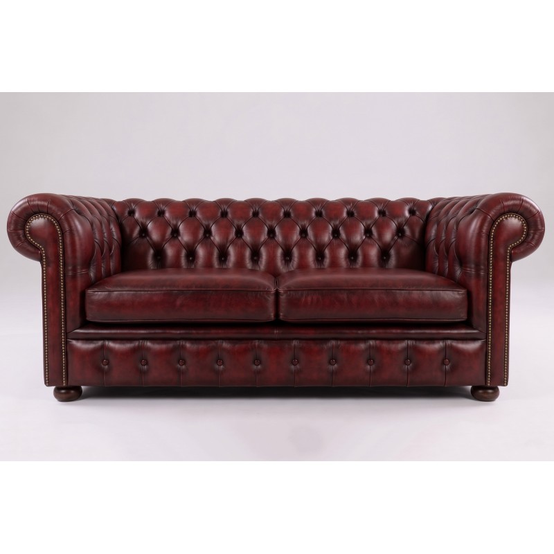 Sofa chesterfield Parole 160 cm w ciemnym obiciu, widok z boku Sofa chesterfield Parole 160 cm w ciemnym obiciu, widok z boku