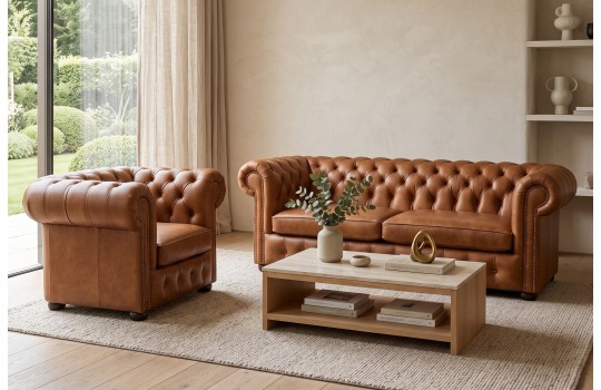 Zestaw wypoczynkowy chesterfield Parole 3+1 w koniakowej skórze w jasnym salonie