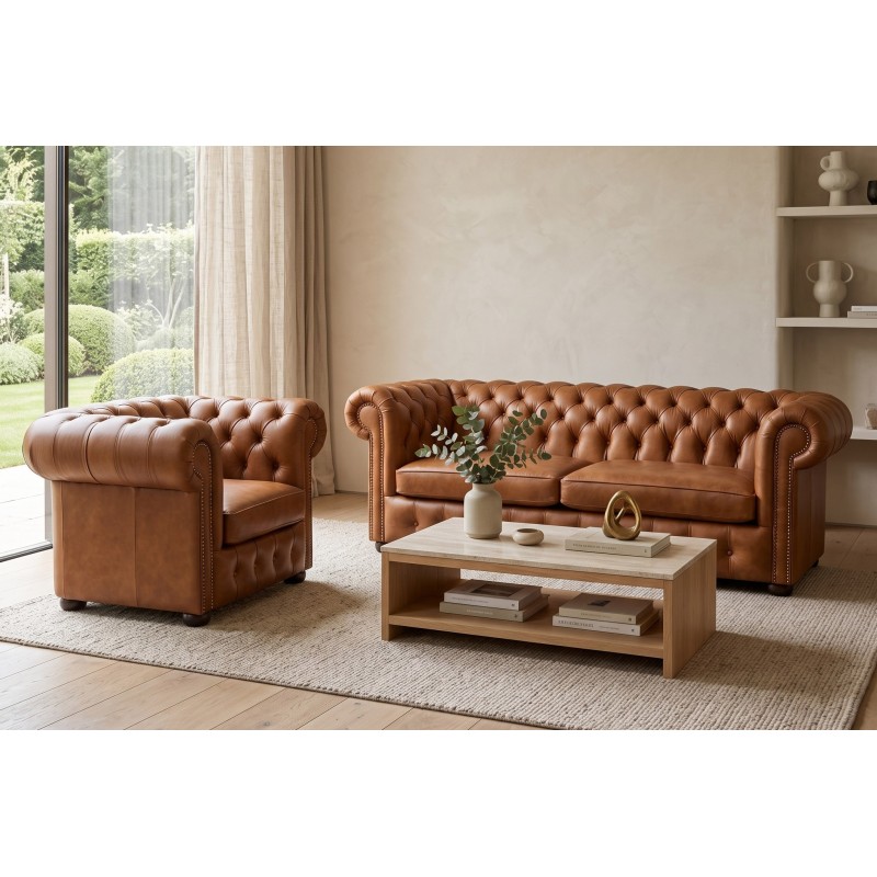 Zestaw wypoczynkowy chesterfield Parole 3+1 w koniakowej skórze w jasnym salonie