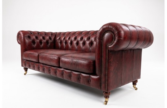 Bordowa skórzana kanapa chesterfield Elpida z mosiężnymi kółkami Bordowa skórzana kanapa chesterfield Elpida z mosiężnymi kółkami