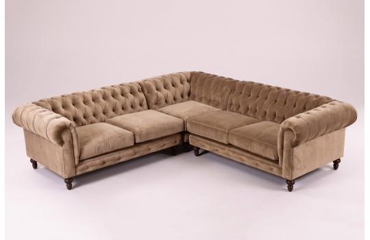 Narożnik chesterfield Anatol w beżowym welurze, widok pod kątem Narożnik chesterfield Anatol w beżowym welurze, widok pod kątem