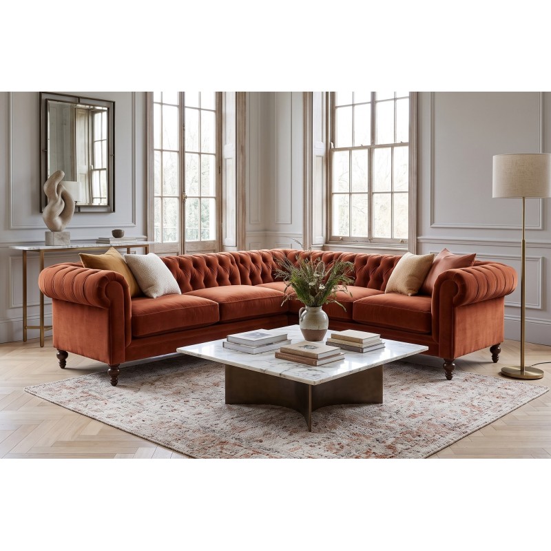 Ceglasty narożnik chesterfield Soft w jasnym salonie z dużymi oknami