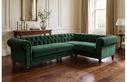 Butelkowozielony narożnik chesterfield Soft w salonie z drewnianą podłogą