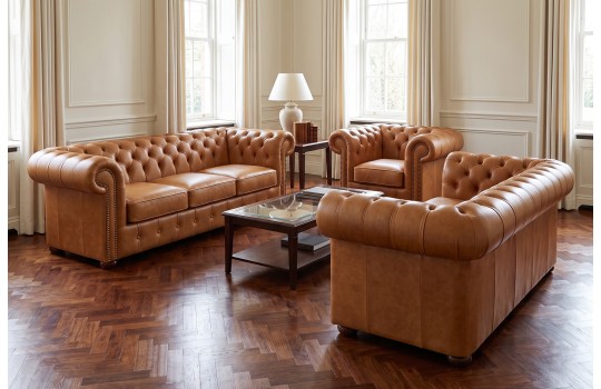 Meble wypoczynkowe chesterfield Noble 3+2+1 w koniakowej skórze w klasycznym salonie Meble wypoczynkowe chesterfield Noble 3+2+1 w koniakowej skórze w klasycznym salonie
