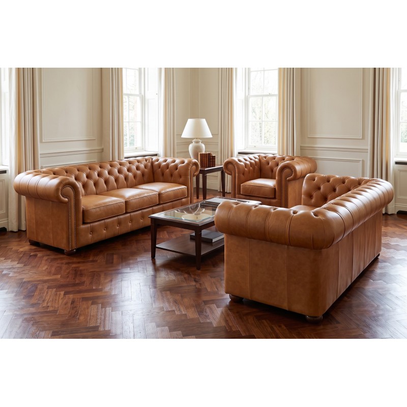 Meble wypoczynkowe chesterfield Noble 3+2+1 w koniakowej skórze w klasycznym salonie Meble wypoczynkowe chesterfield Noble 3+2+1 w koniakowej skórze w klasycznym salonie