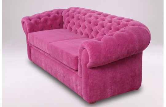 Sofa chesterfield w kolorze fuksji – różowy welur, pikowane oparcie i szerokie siedziska Sofa chesterfield w kolorze fuksji – różowy welur, pikowane oparcie i szerokie siedziska
