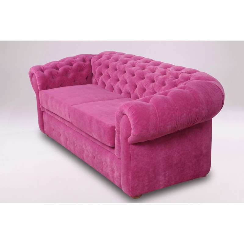 Sofa chesterfield w kolorze fuksji – różowy welur, pikowane oparcie i szerokie siedziska Sofa chesterfield w kolorze fuksji – różowy welur, pikowane oparcie i szerokie siedziska