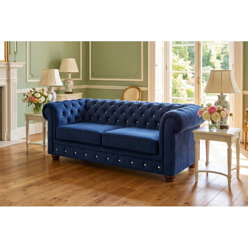 Granatowa sofa retro chesterfield – ciemnoniebieski welur z pikowaniem w jasnym salonie Granatowa sofa retro chesterfield – ciemnoniebieski welur z pikowaniem w jasnym salonie