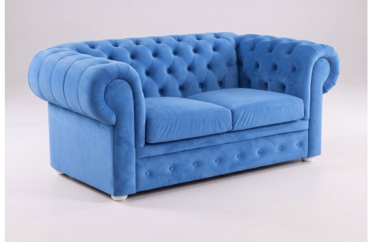 Niebieska sofa chesterfield z pikowaniami – chabrowy welur, dwa siedziska i wysokie oparcie Niebieska sofa chesterfield z pikowaniami – chabrowy welur, dwa siedziska i wysokie oparcie