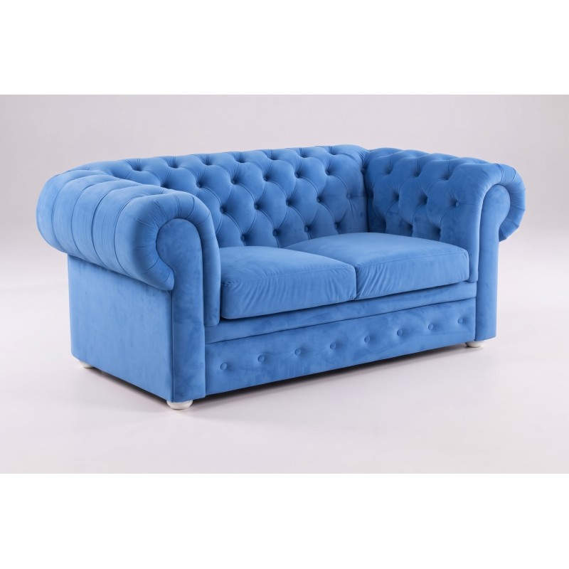 Niebieska sofa chesterfield z pikowaniami – chabrowy welur, dwa siedziska i wysokie oparcie Niebieska sofa chesterfield z pikowaniami – chabrowy welur, dwa siedziska i wysokie oparcie