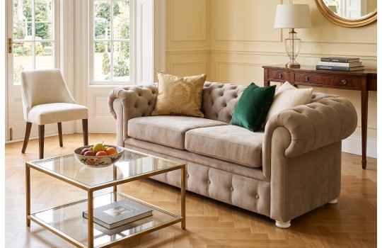 Kremowa sofa chesterfield w aranżacji salonu – jasne obicie z pikowaniem guzikami Kremowa sofa chesterfield w aranżacji salonu – jasne obicie z pikowaniem guzikami
