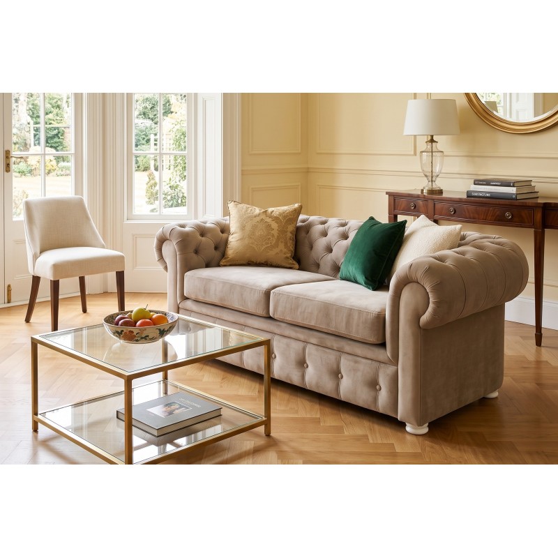 Kremowa sofa chesterfield w aranżacji salonu – jasne obicie z pikowaniem guzikami Kremowa sofa chesterfield w aranżacji salonu – jasne obicie z pikowaniem guzikami