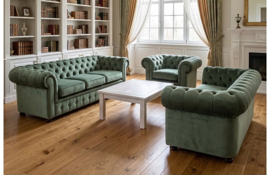 Chesterfield sofa z fotelami w butelkowej zieleni – komplet w bibliotece z drewnianą podłogą Chesterfield sofa z fotelami w butelkowej zieleni – komplet w bibliotece z drewnianą podłogą