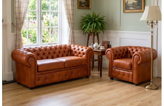 Kanapa retro chesterfield w koniakowej skórze – zestaw z fotelem w stylowym wnętrzu Kanapa retro chesterfield w koniakowej skórze – zestaw z fotelem w stylowym wnętrzu