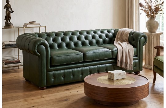 Sofa skórzana vintage w butelkowej zieleni – chesterfield z pikowaniem guzikami Sofa skórzana vintage w butelkowej zieleni – chesterfield z pikowaniem guzikami
