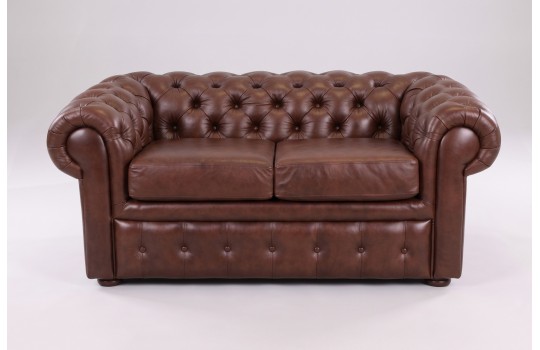 Brązowa sofa skórzana chesterfield – pikowane oparcie i dwa gładkie siedziska Brązowa sofa skórzana chesterfield – pikowane oparcie i dwa gładkie siedziska