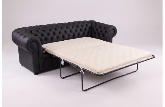 Sofa chesterfield z funkcją spania – rozłożony materac na stelażu, czarne skórzane obicie Sofa chesterfield z funkcją spania – rozłożony materac na stelażu, czarne skórzane obicie