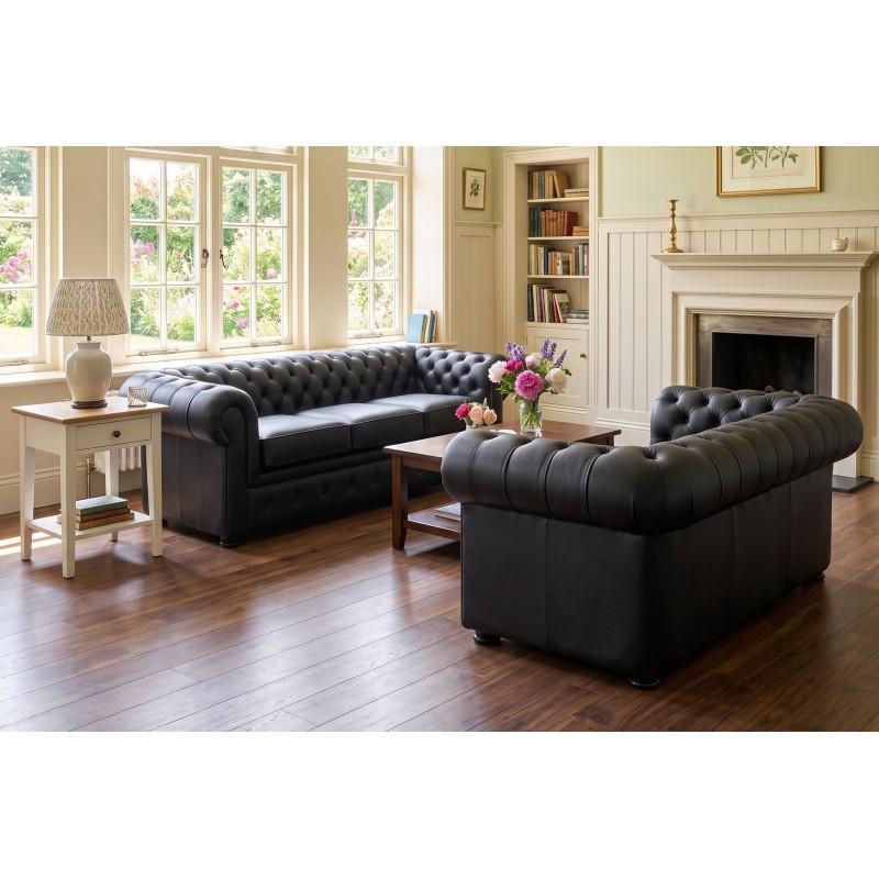 Zestaw sof chesterfield w czarnej skórze – dwie sofy w salonie z drewnianą podłogą Zestaw sof chesterfield w czarnej skórze – dwie sofy w salonie z drewnianą podłogą