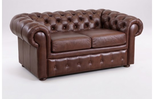 Brązowa sofa chesterfield ze skóry – pikowane oparcie i dwa szerokie siedziska Brązowa sofa chesterfield ze skóry – pikowane oparcie i dwa szerokie siedziska