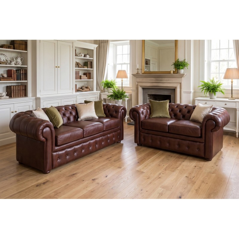 Komplet chesterfield w brązowej skórze – sofa z fotelem w klasycznym, jasnym salonie Komplet chesterfield w brązowej skórze – sofa z fotelem w klasycznym, jasnym salonie