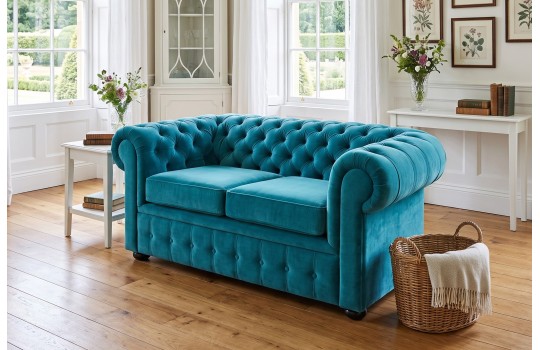 Turkusowa sofa Chesterfield Retro z kompletu w jasnym salonie Turkusowa sofa Chesterfield Retro z kompletu w jasnym salonie